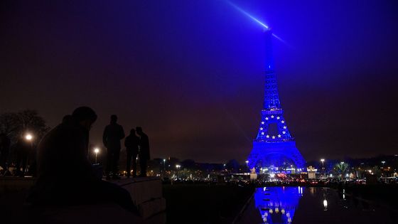 La tour Eiffel parée du drapeau Européen ©AFP