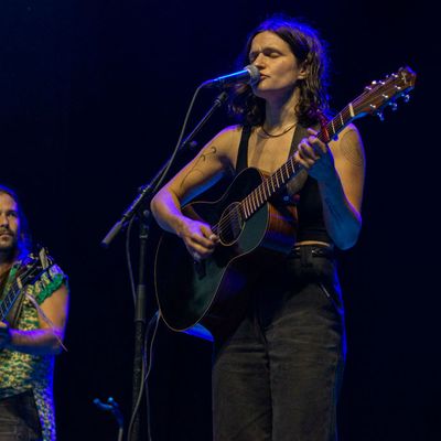 La musicienne et auteure-compositrice-interprète Adrianne Lenker du groupe Big Thief