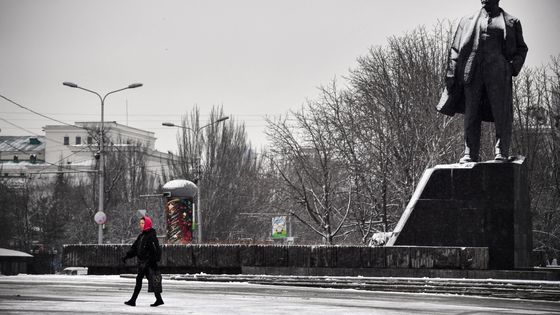Une femme passe devant une statue de Lénine à Donestk, le 18 janvier 2022. ©AFP - Alexander NEMENOV