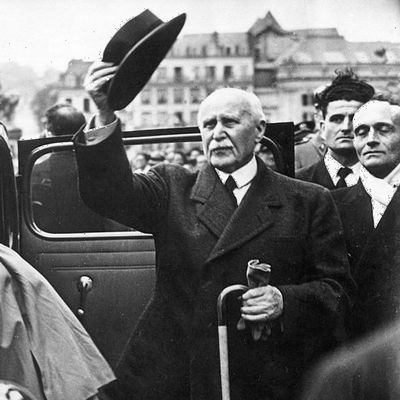 Philippe Petain salue la foule, France, octobre 1940