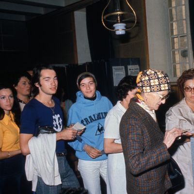 Jeunes gens votant en 1974. L'âge du droit de vote en France est abaissé à 18 ans par Giscard.