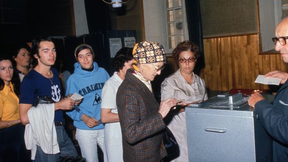 Jeunes gens votant en 1974. L'âge du droit de vote en France est abaissé à 18 ans par Giscard. ©Getty - Gilbert GIRIBALDI/Gamma-Rapho via Getty Images
