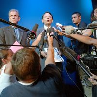 Le Ministre de la santé Jean-François Mattei, le 14 août 2003, après avoir déclenché le "Plan blanc"
