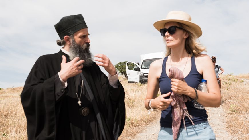 Yelena Popovic et Aris Servetalis pendant le tournage de "L'homme de Dieu"