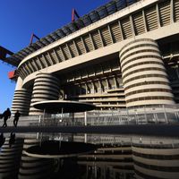 Le stade milanais devrait accueillir l'ouverture des Jeux d'hiver de 2026. En attendant, il abritera une nouvelle fois ce samedi le "derby de la Madonnina" entre les deux grands clubs de la ville : l'Inter Milan et l'AC Milan, plus que jamais rivaux.