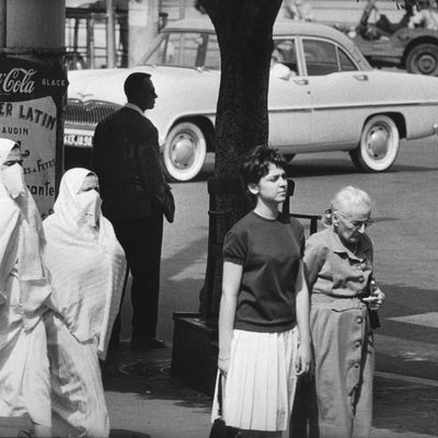 Des passants à Alger en 1961. Photographie de Raymond Depardon issue de l'ouvrage "Son oeil dans ma main. Algérie 1961 - 2019" coéd. Barzakh / Images Plurielles