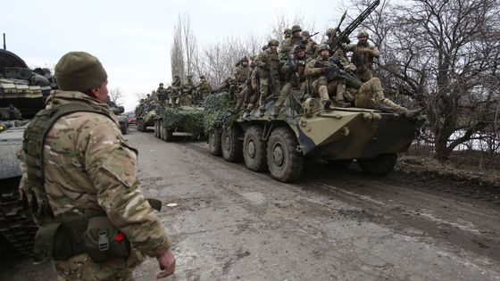 Des militaires ukrainiens se préparent à la riposte dans la région de Lougansk ©AFP - Anatolii Stepanov