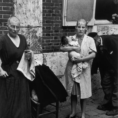 Simone Touseau et sa mère Germaine, après avoir été tondues, à Chartres le 16 août 1944
