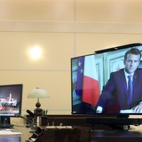 Vladimir Poutine et Emmanuel Macron en visio-conférence