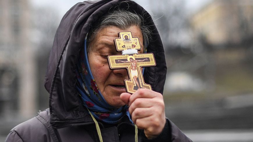 Une femme ukrainienne qui prie à Kiev le 24 février 2022.