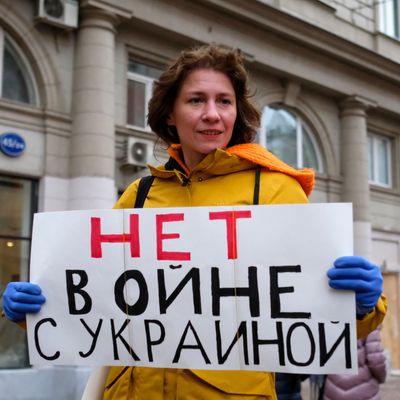 "Non à la guerre en Ukraine" : une femme brandit une pancarte pacifiste le 23 février 2022 à Moscou