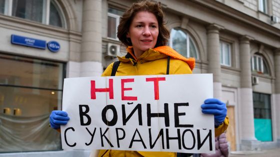 "Non à la guerre en Ukraine" : une femme brandit une pancarte pacifiste le 23 février 2022 à Moscou ©AFP - NIKOLAY KORZHOV