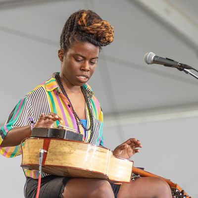La guitariste Yasmin Williams en concert le 24 juillet 2021 à Newport, Rhode Island.
