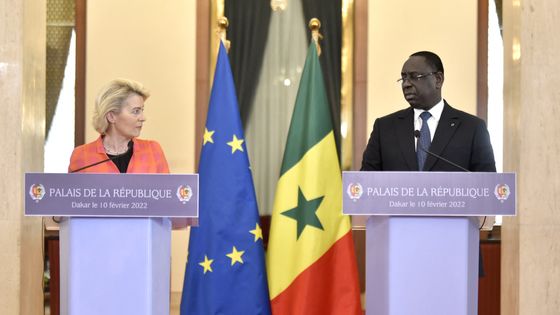 M. Sall, le président du Sénégal qui assure la présidence de l'Union africaine, et U. von der Leyen. ©AFP - SEYLLOU