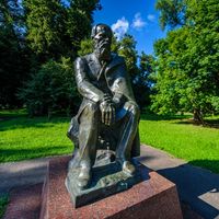 Statue de Fiodor Dostoïevski dans la maison familiale de Darovoe, région de Moscou, Russie.