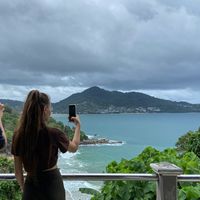 Touristes photographiant la vue depuis Laem Sing à Phuket, le 21 septembre 2021.