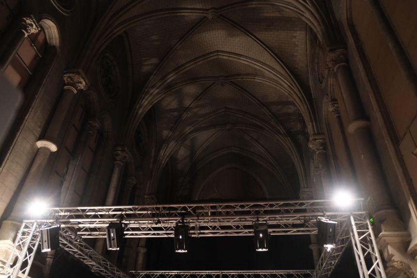 La chapelle a été transformée en petit théâtre.