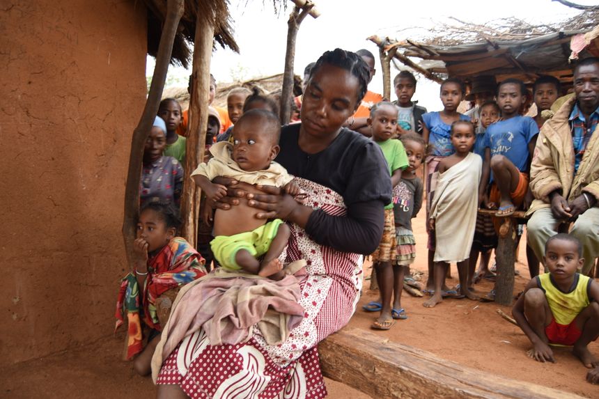 Dans le sud de Madagascar, une mère et sa fille de 8 mois en état de malnutrition