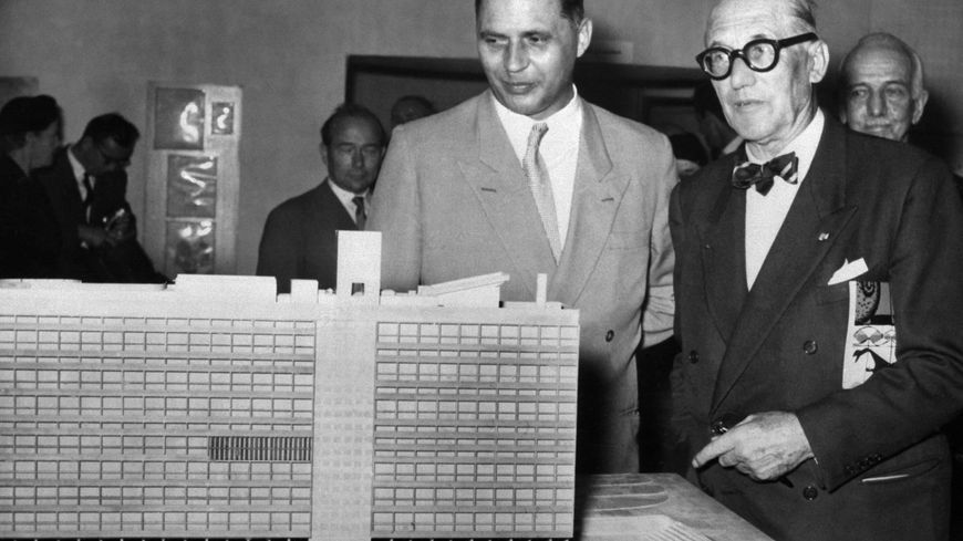 L'architecte Le Corbusier devant une maquette de la Cité radieuse, lors d’une exposition sur son travail, le 12 septembre 1957 à Berlin.
