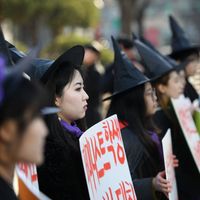 Féministes sud-coréennes défilant en costumes de sorcières, Séoul, le 08/03/19