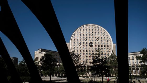 Les Arènes de Picasso, à Noisy-le-Grand, conçues par l'architecte Manuel Núñez Yanowsky. ©AFP - Philippe Lopez