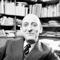 Portrait du philosophe et sociologue français Raymond Aron à Paris.