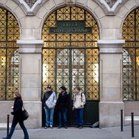 Des étudiants devant le lycée Louis le Grand à Paris.