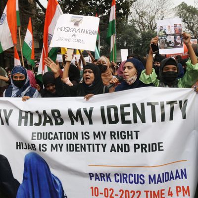 Des étudiantes manifestent pour le port du voile à l'école le 10 février 2022 dans le Karnataka
