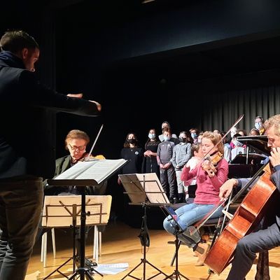Les chanteurs amateurs sont dirigés par le chef de chœur Benjamin Vinit