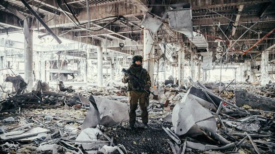 Soldat séparatiste dans les ruines de l'aéroport international de Donetsk, Donbass, Ukraine, le 18.09.2016. ©Getty - Joao Bolan / SOPA Images / LightRocket