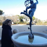 Carla Scalisi devant la fontaine de la statue "del Mercurio" sous la loggia de la Villa Medicis