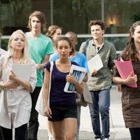 Etudiants à la sortie d'un campus
