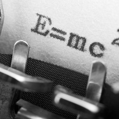 Formulée par Einstein en 1905, elle ouvre la voie à la formulation, 10 ans plus tard, de la théorie de la relativité générale.