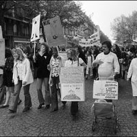 A l'appel du MLAC, plus de 3000 personnes manifestent à Paris, le 21 avril 1974.