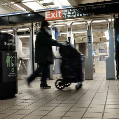 Un sans abri dans le métro de New York