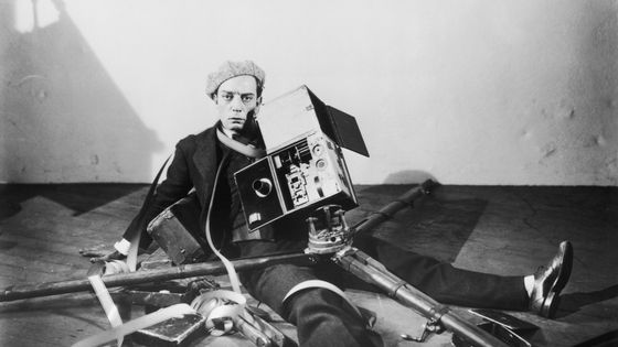 Buster Keaton dans le film "Le Caméraman" qu'il co-réalise avec Edward Sedgwick en 1928. ©Getty - Hulton Archive