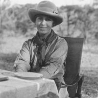 Karen Blixen (1885-1962), prix Nobel de littérature en 1920, en safari au Kenya, 1918