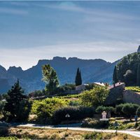 Vue sur les Dentelles de Montmirail depuis le village de Suzette en Provence