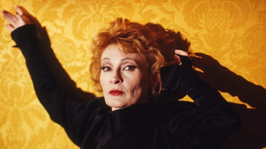 La chanteuse Ingrid Caven au théâtre de l'Athénée à Paris en 1988