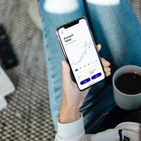 Personne utilisant l'application boursière sur son téléphone portable