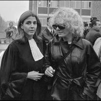 Gisèle Halimi et Delphine Seyrig pendant le procès en 1972 de Marie-Claire Chevalier accusée d'avortement