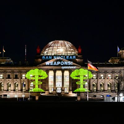 Des activités de Greenpeace projettent sur la façade du Reichstag, le parlement allemand, un message contre le nucléaire militaire le 21 janvier 2022