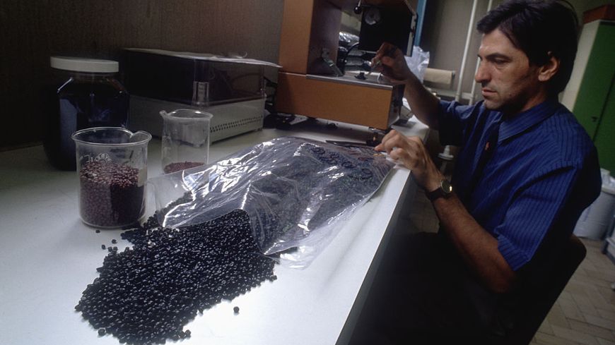 Un travailleur teste des granulés de polypropylène fabriqués à partir de piles usagées au centre de recyclage Metaleurop de Villefranche-sur-Saône, en France.