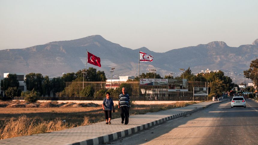 Un couple de passants marchant le long d'une route de Nicosia en République Turque de Chypre du Nord