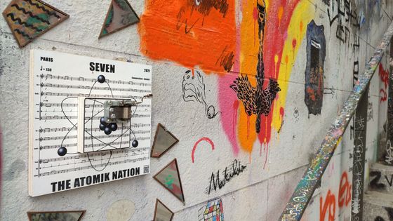 Trois boîtes sont installées dans l'escalier du Lavo Matik, lieu mythique du street-art à Paris. ©Radio France - Clément Buzalka