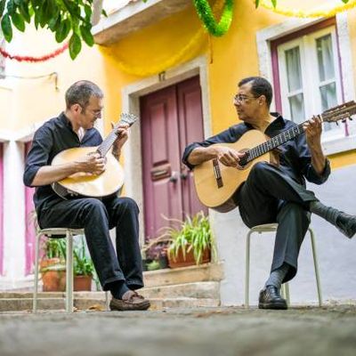 Deux guitaristes de fado avec des guitares acoustiques et portugaises à Alfama, Lisbonne, Portugal