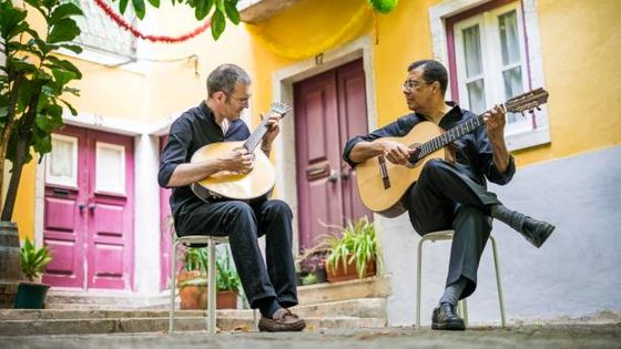 Deux guitaristes de fado avec des guitares acoustiques et portugaises à Alfama, Lisbonne, Portugal ©Getty - Jacek Sopotnicki
