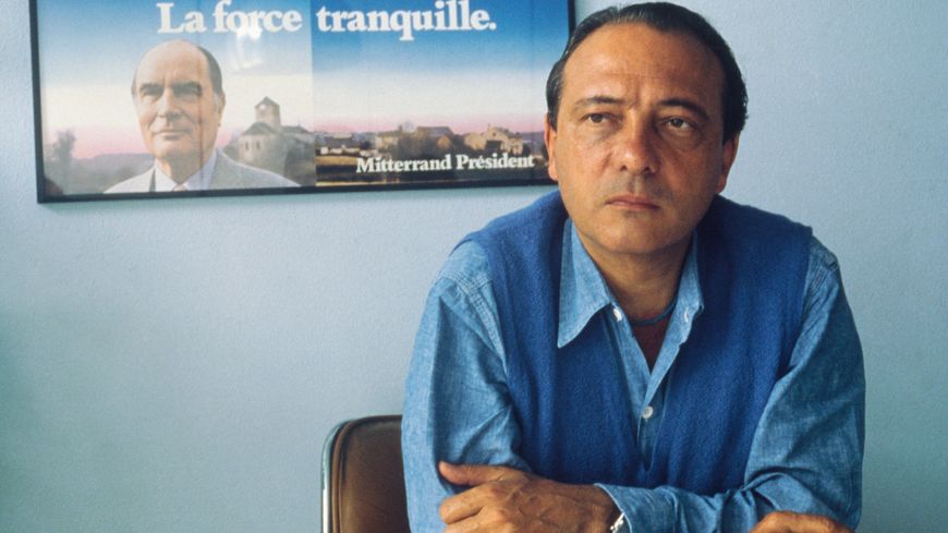 Jacques Séguéla dans son bureau en 1988 avec l'un des slogans politiques qui ont fait sa gloire, pour François Mitterrand : "La force tranquille".