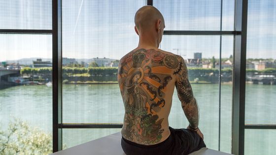 Le Suisse Tim Steiner, expose l'oeuvre tatouée sur son dos par l'artiste belge Wim Delvoye (Bâle) ©Maxppp - © GEORGIOS KEFALAS / EPA / Newscom/