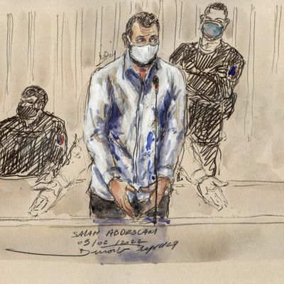 Croquis d'audience montrant Salah Abdeslam lors de son interrogatoire par la cour d'assises spéciale ce 9 février 2022